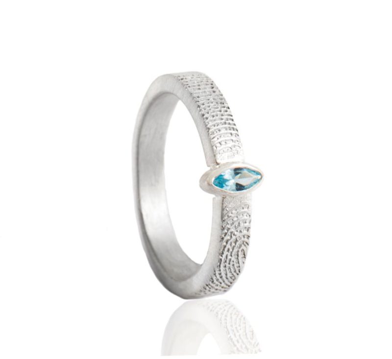 Bague avec empreinte digitale et topaze taille marquis en argent sterling