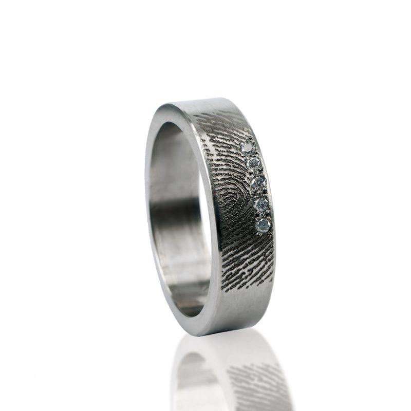Bague empreinte digitale - en titane avec 5 pierres en zircone