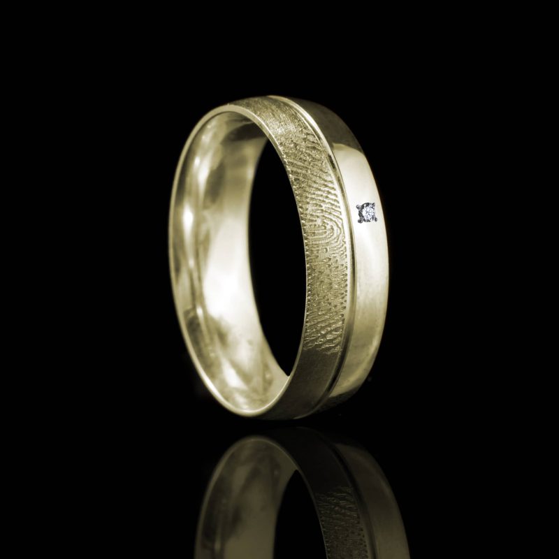 Vingerafdruk Ring met Groef en 3 pave gezette stenen Goudkleurig 0169-01G