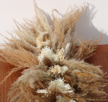 Arrangement de fleurs de funérailles - de fleurs séchées dans des tons naturels