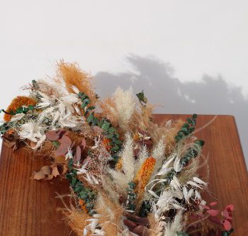 Arrangement de fleurs funéraires - de fleurs séchées dans des tons colorés