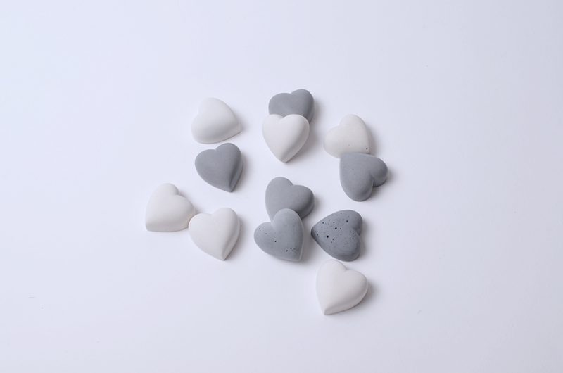 Boîte de confort pierre commémorative petite - Coeur | gris et blanc | Mélange de 12 pièces
