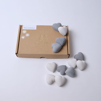 Pierre commémorative petite - Coeur | blanc et gris | Mélange de 12 pièces