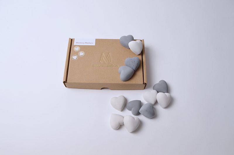 Pierre commémorative petite - Coeur | blanc et gris | Mélange de 12 pièces