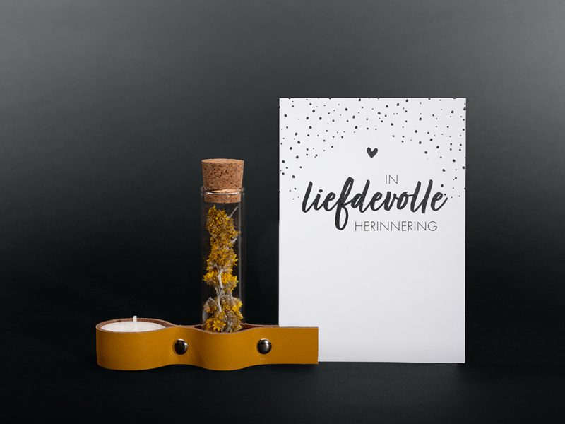 Comfort box - Étui en cuir avec lampe commémorative et fleurs séchées