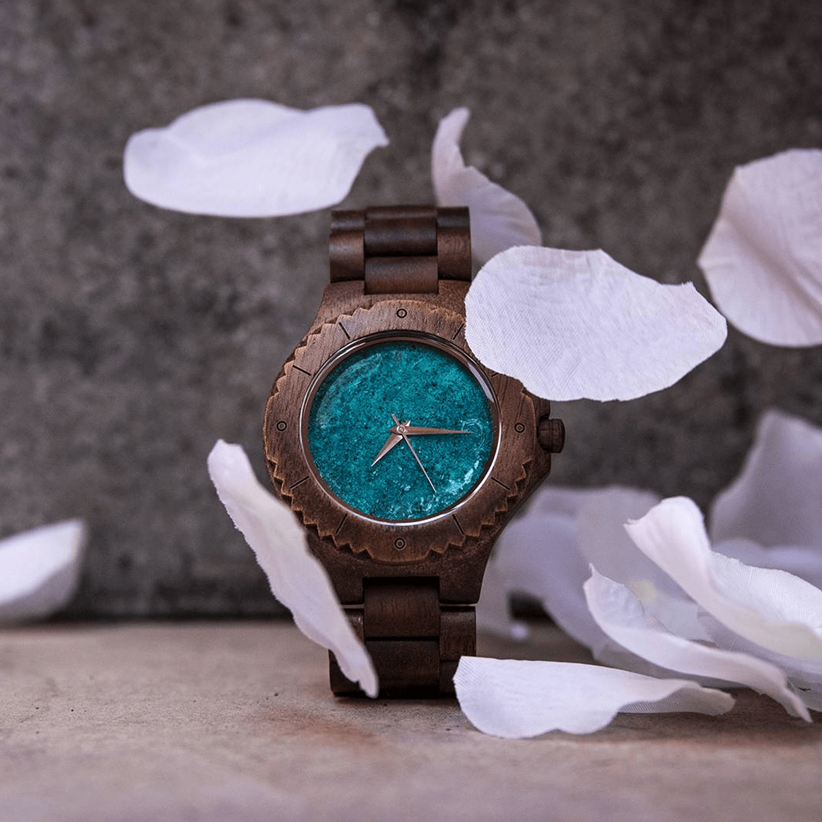 Gedenkhorloge walnoot hout turquoise
