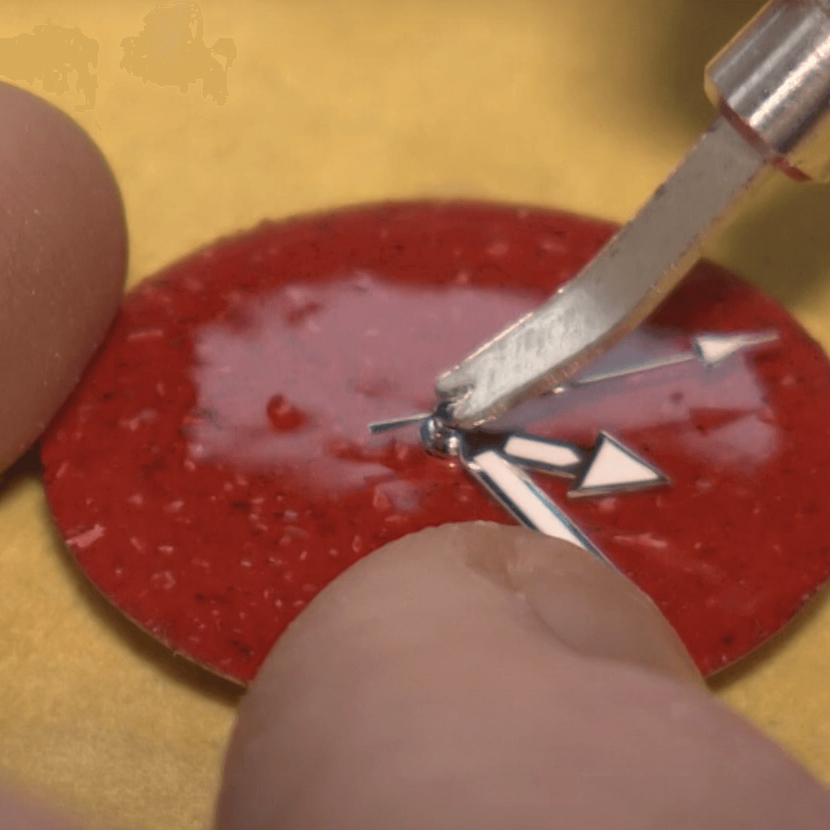 Assemblage van Gedenkhorloge wijzerplaat