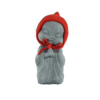 Gedenkwebshop - Atelier Oisin Jizo beeldje met rood gebreid mutsje