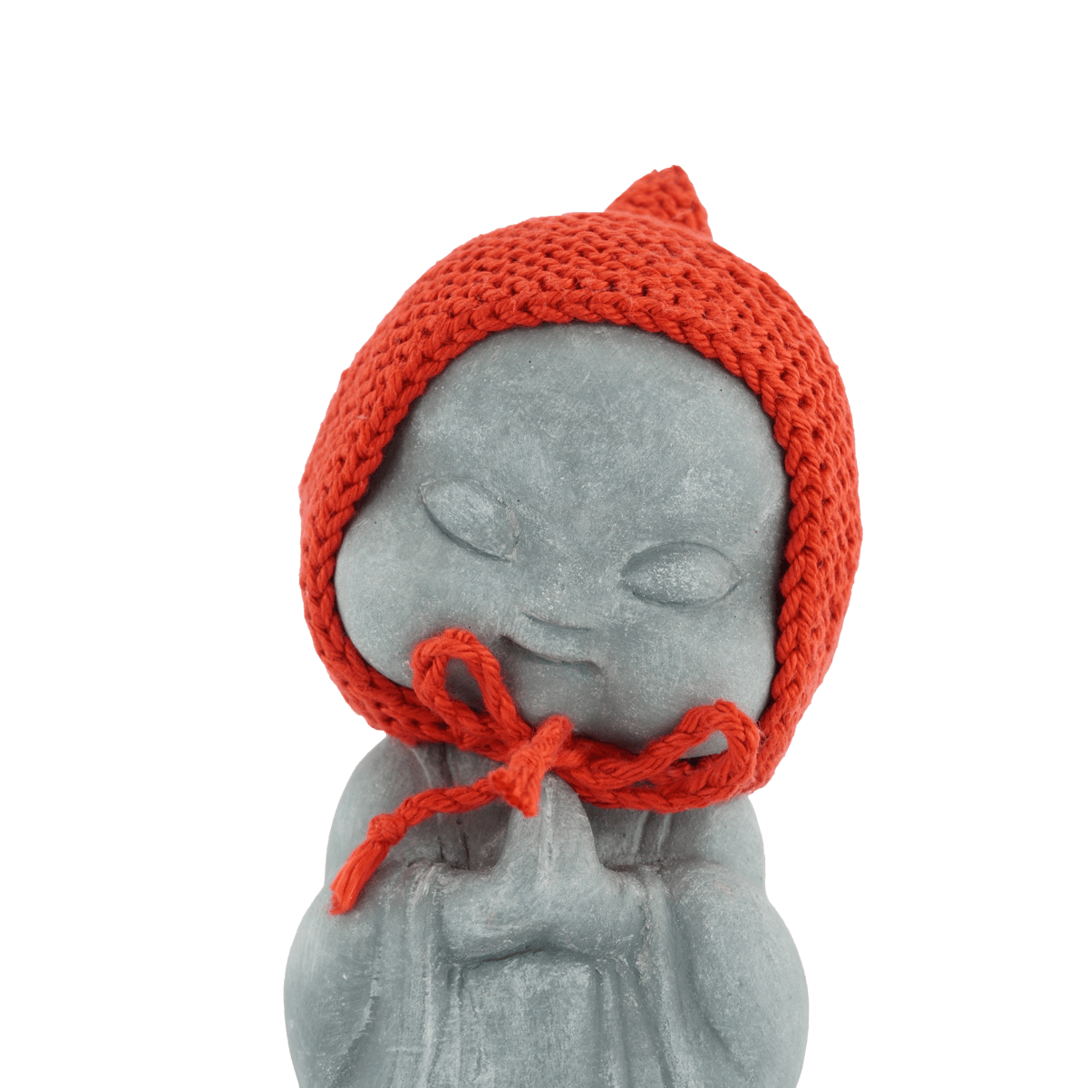 Gedenkwebshop - Atelier Oisin Jizo beeldje met rood gebreid mutsje close-up